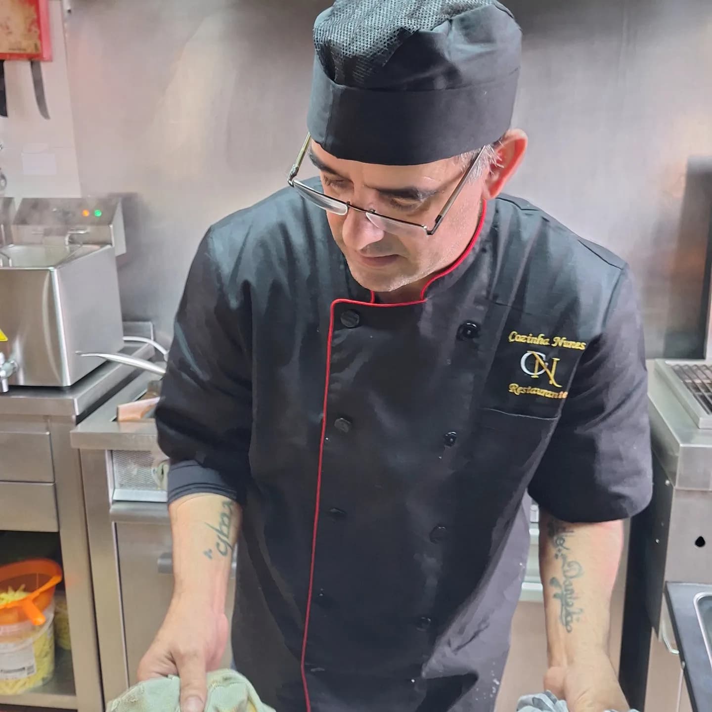 O chef Nunes a trabalhar na cozinha