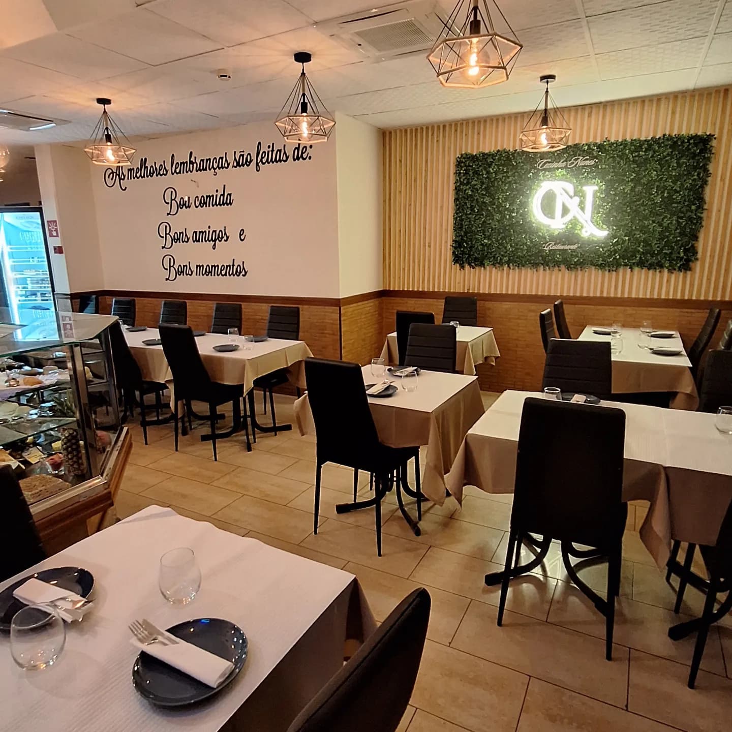 A sala da Cozinha Nunes, com o monograma na parede