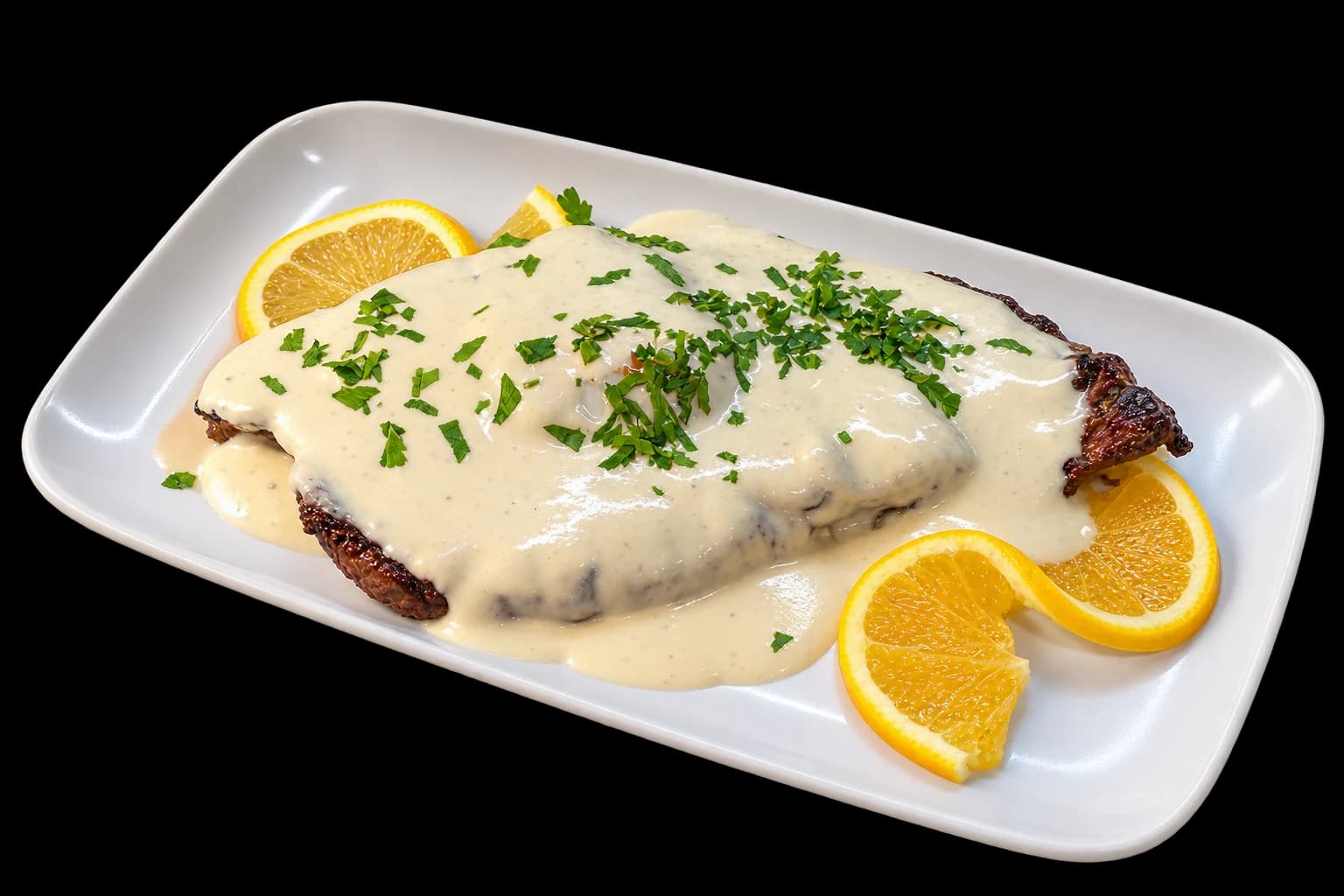 Composição recortada de bife com molho cremoso